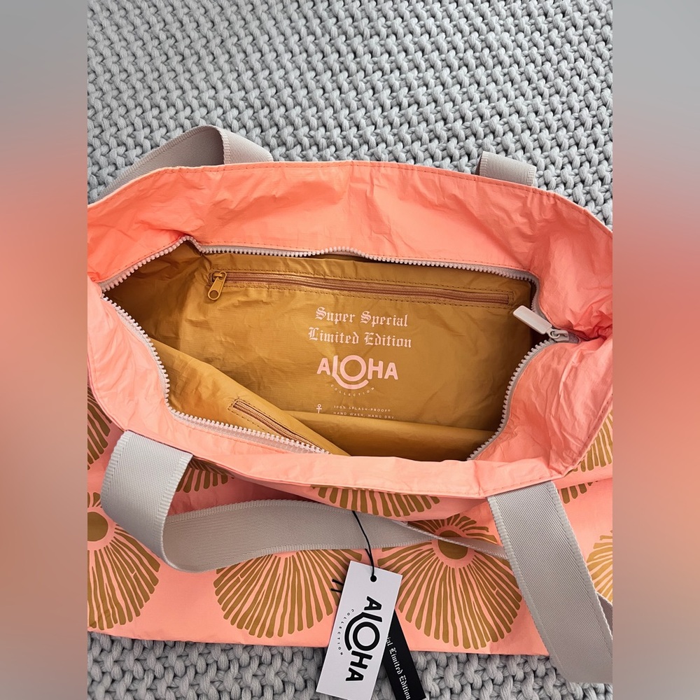 Aloha Collection• Super Special Limited Edition Opihi Nui Day Tripper Tote - Picture 9 of 10